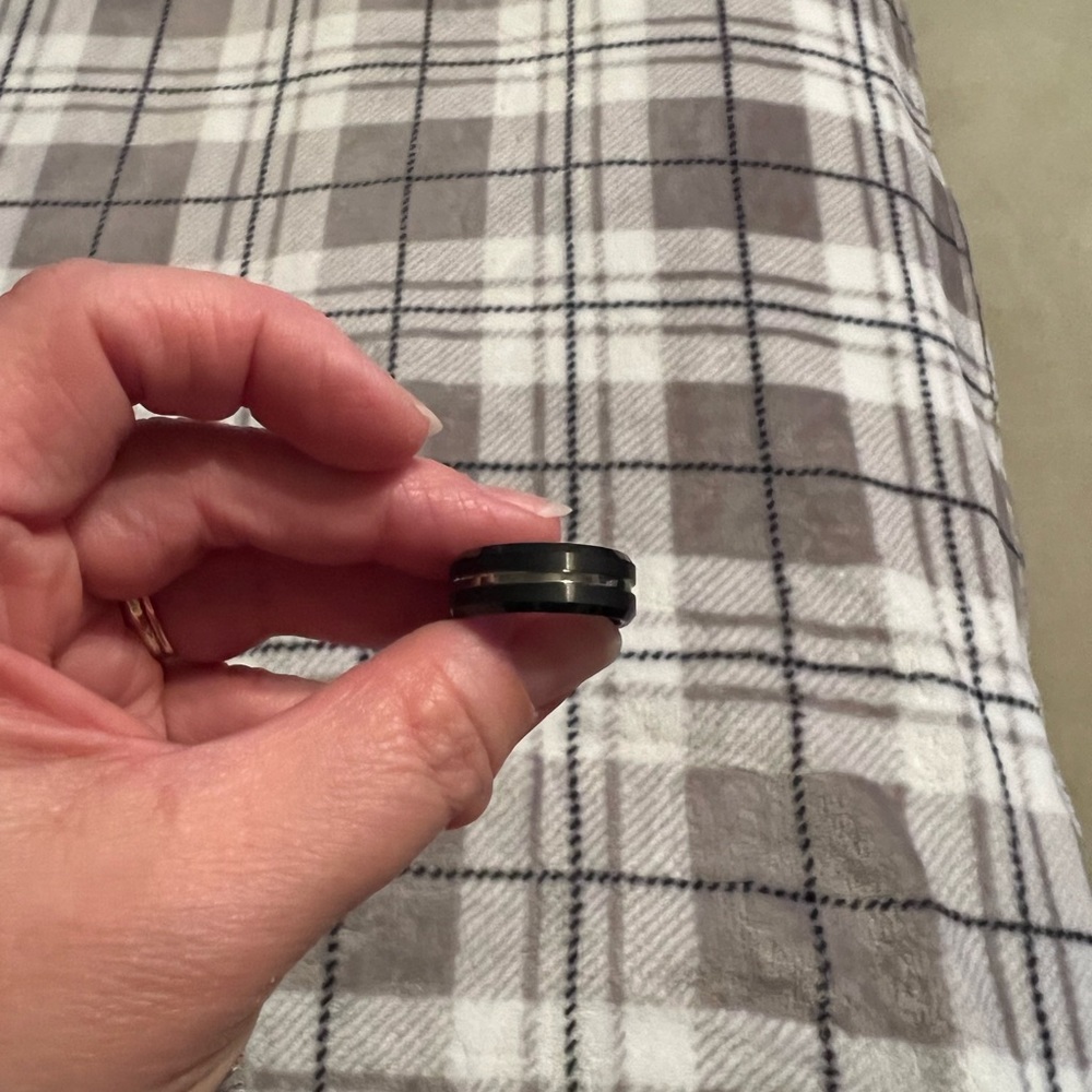 NIB Men’s Wedding Band - Picture 3 of 4